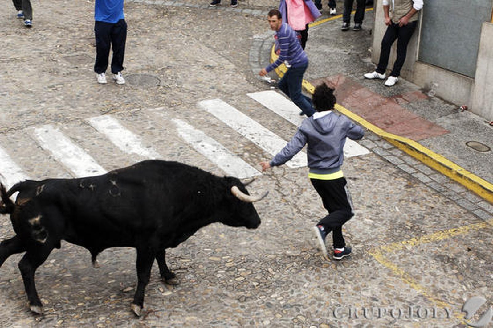 Un hombre resultó herido grave por una fuerte cornada en el abdomen en Arcos. Vejer, Paterna o Benamahoma también vivieron su fiesta

Foto: Ramon Aguilar