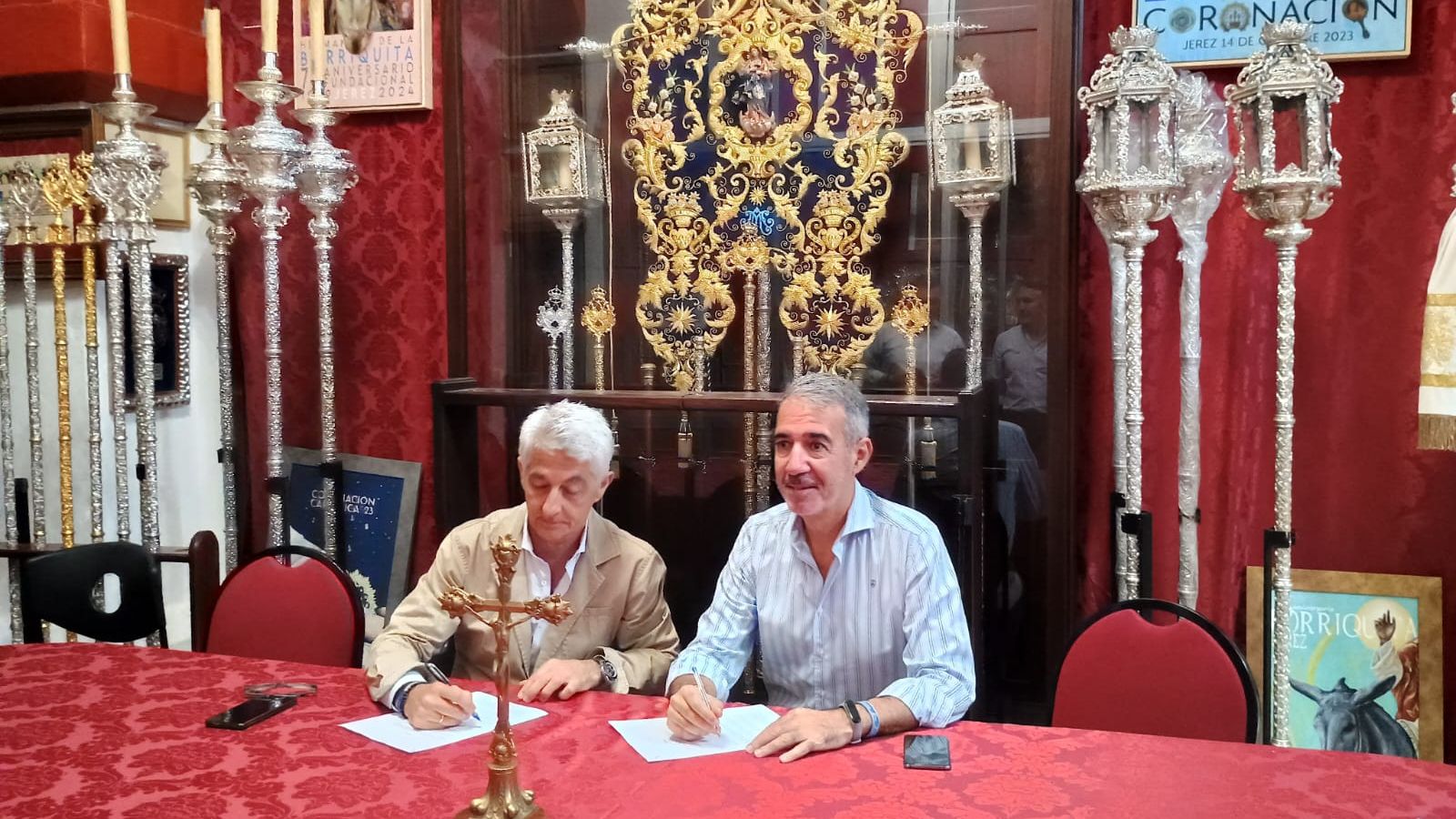 Un instante de la firma de la renovación del acuerdo entre la Borriquita y la Maestro Enrique Galán.
