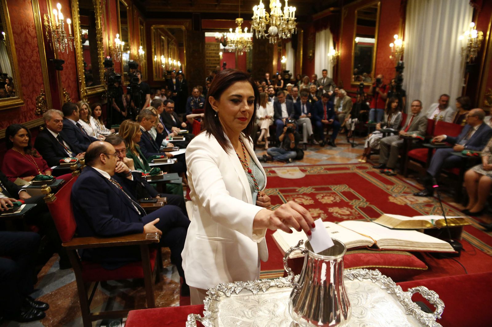 Las imágenes de la jornada de constitución del Ayuntamiento de Granada