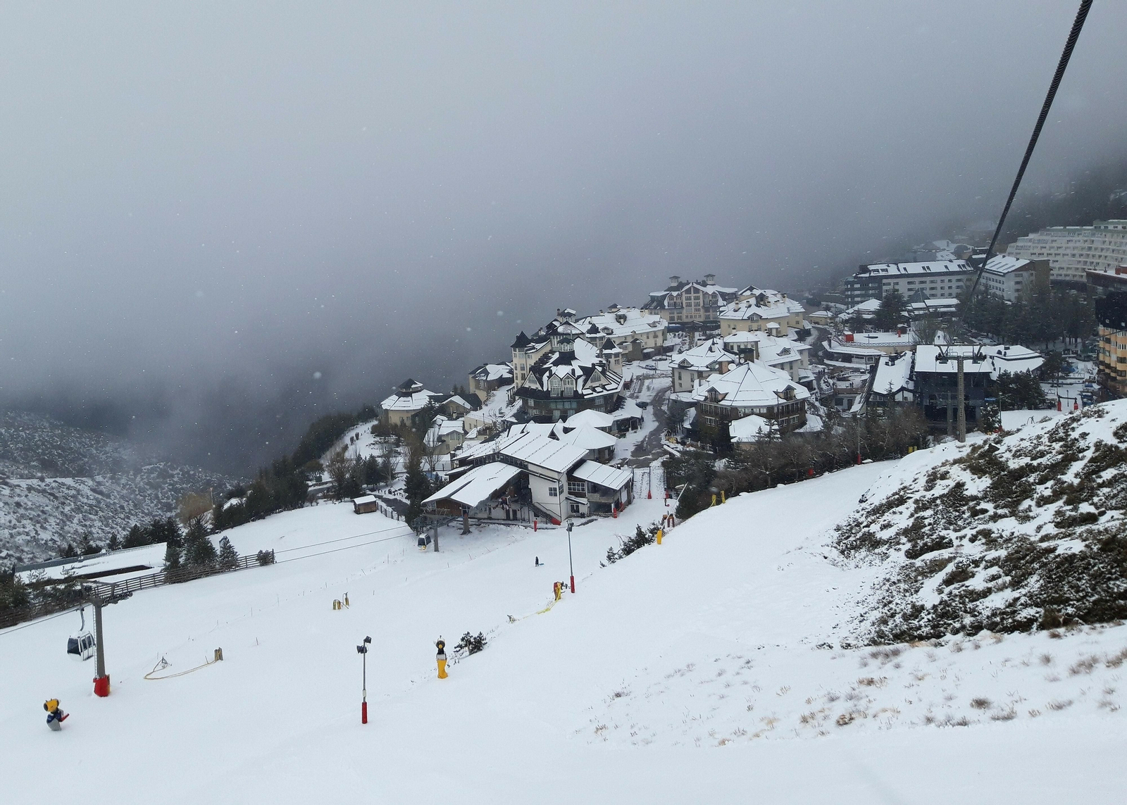 Aspecto de la urbanización de Pradollano, en Sierra Nevada, esta mañana