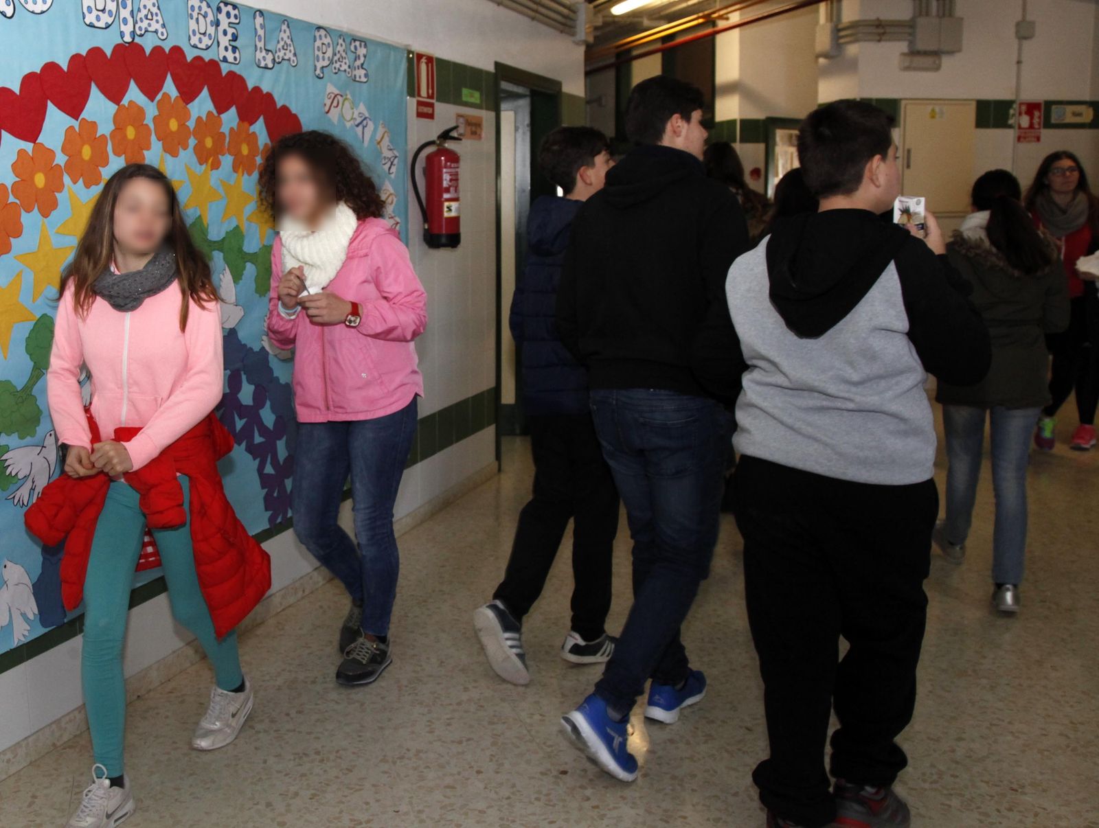 Varios alumnos en el interior de IES Sebastián Fernández.