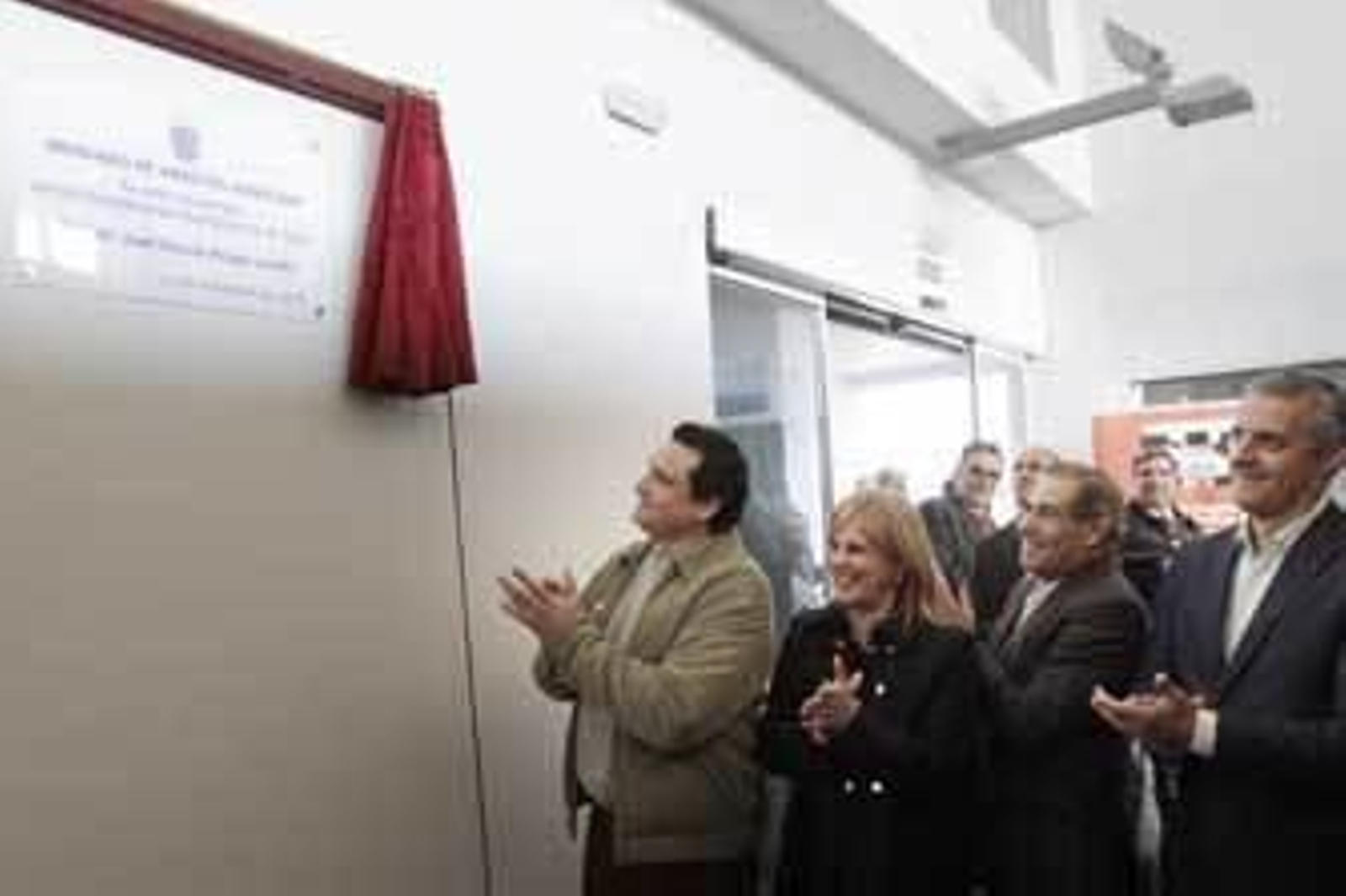 El vocal de la asociación del mercado de abastos, Eduardo Ponce, y la alcaldesa, ayer tras descubrir la placa. /Miguel Ángel González