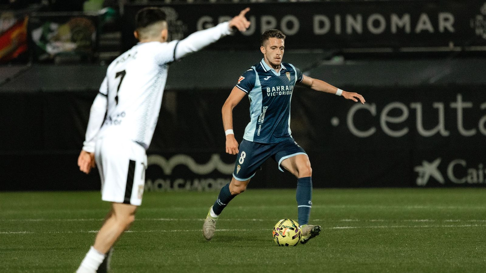 Isma Ruiz conduce el balón en el Ceuta - Córdoba CF.