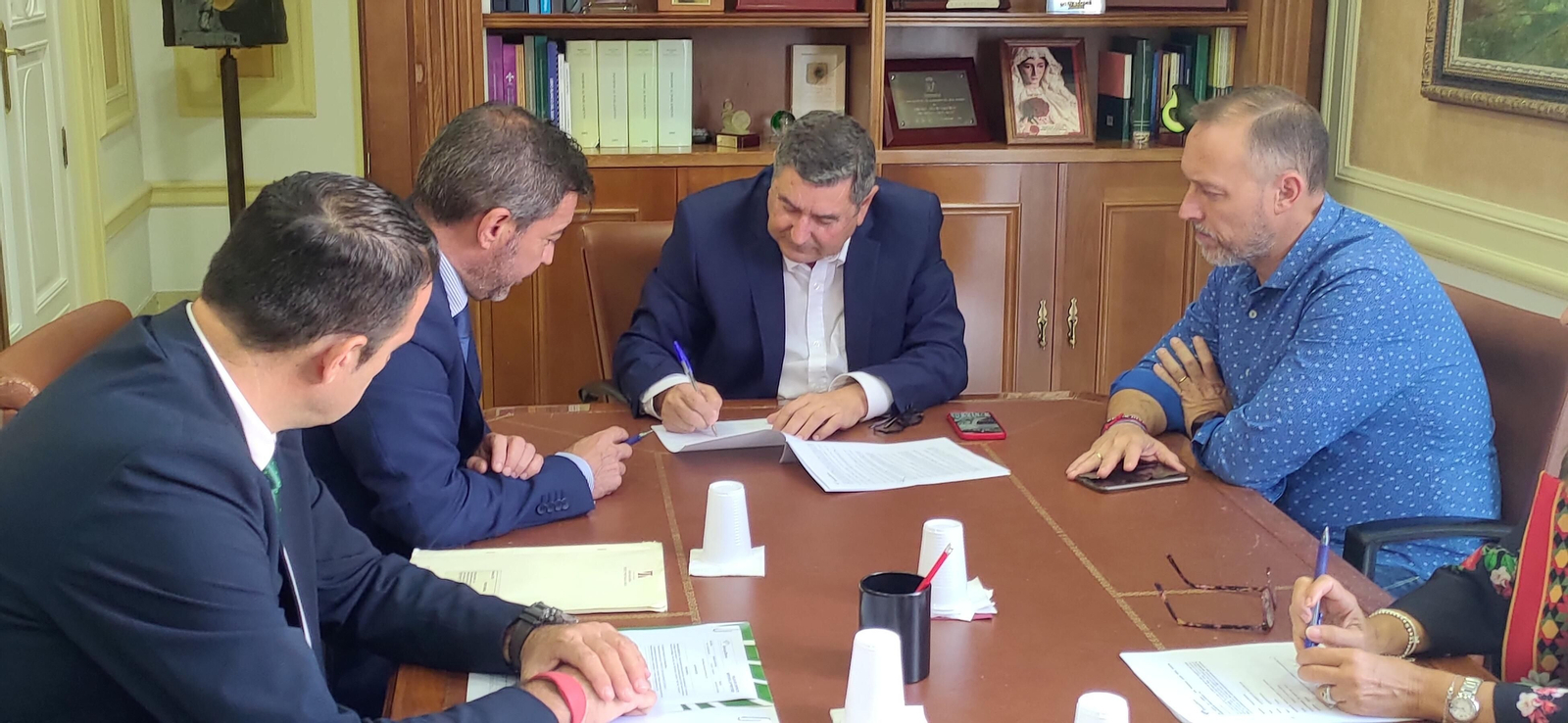 El alcalde de Vélez-Málaga, Antonio Moreno Ferrer, firma el préstamo.