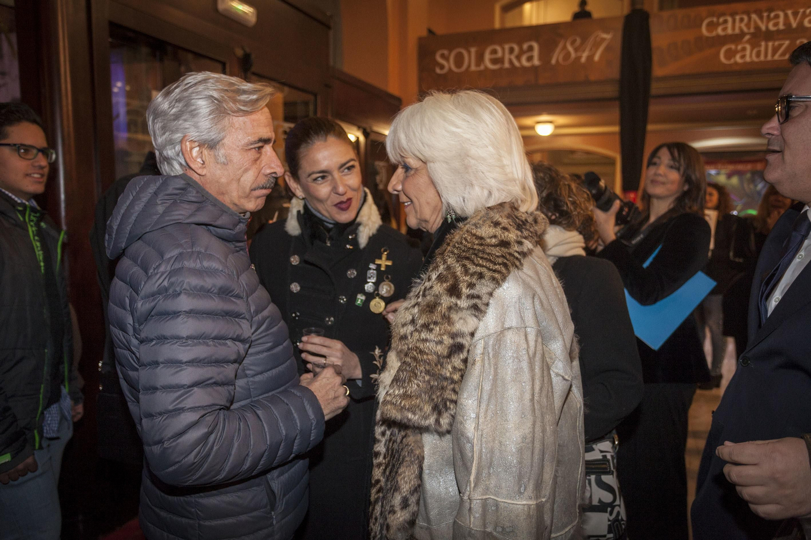 Imanol Arias saluda a Teófila Martínez