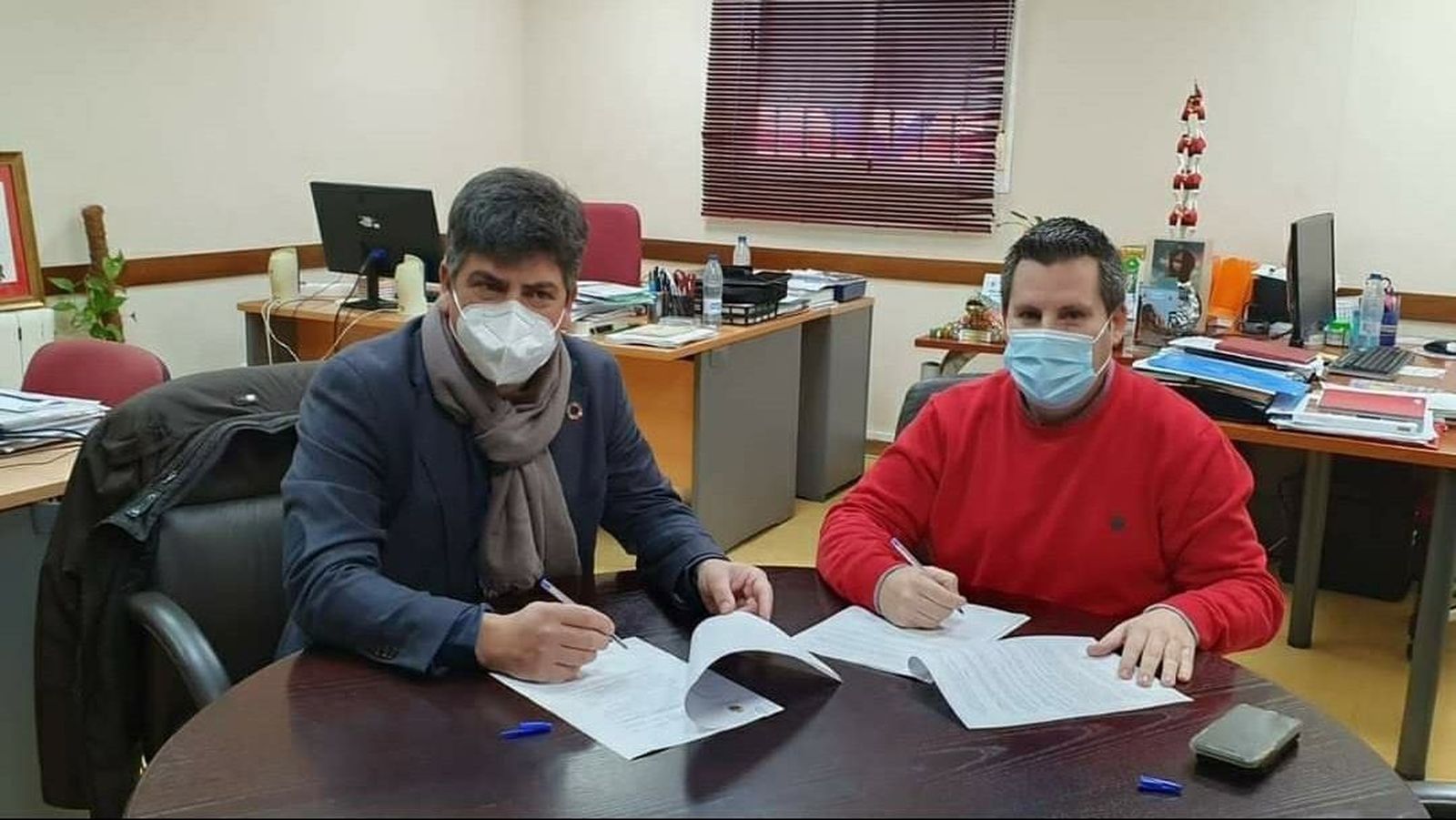 Rafael Llamas y José Ignacio Expósito, durante la firma de la cesión.