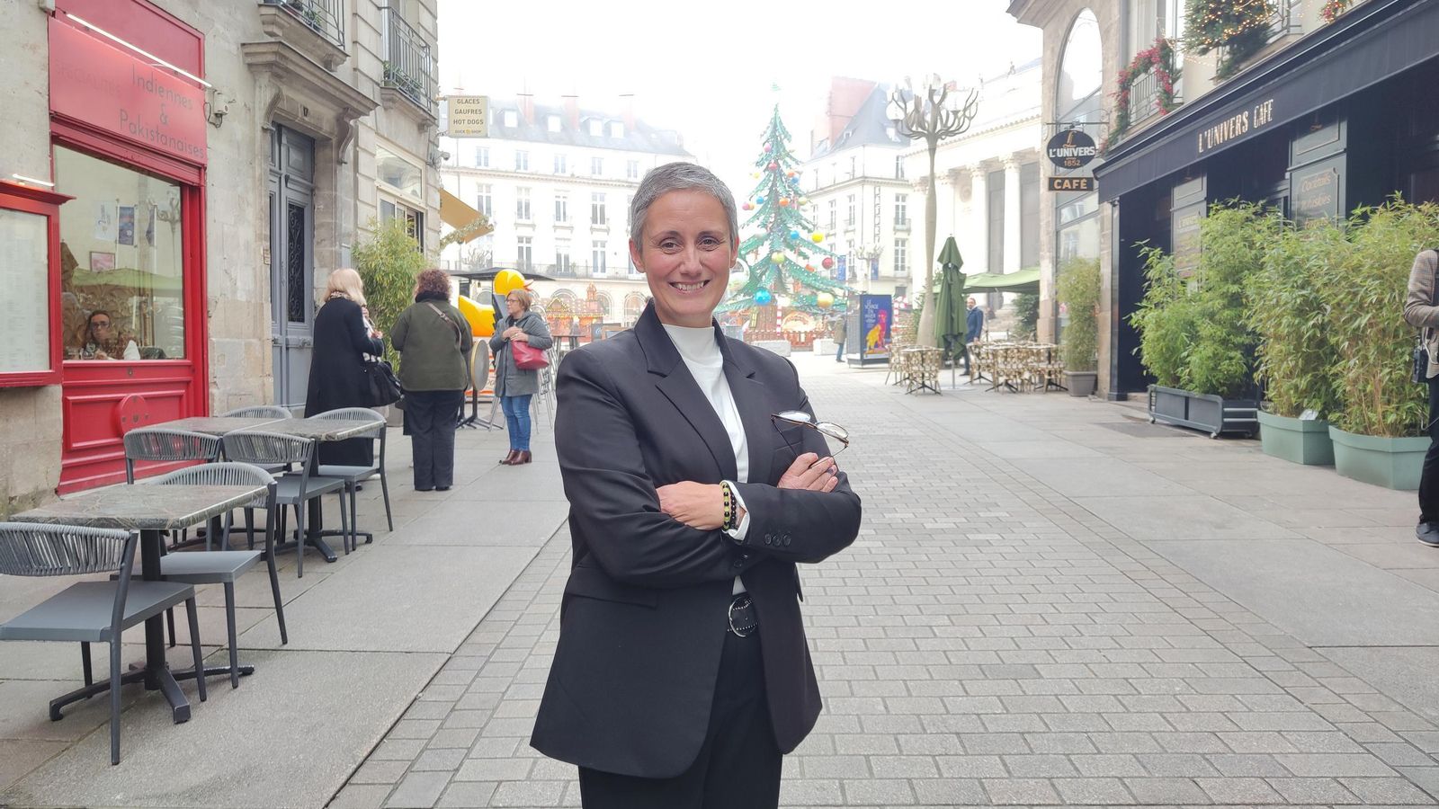 Silvia Esperante, una de las agentes de viajes, posando para los medios de comunicación