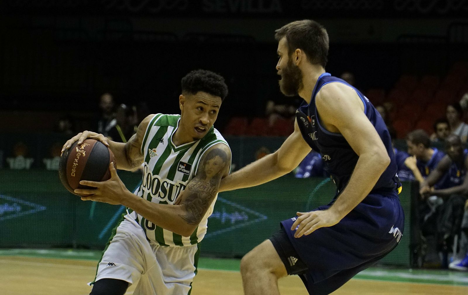 Slaughter trata de zafarse de la defensa de Jelinek.