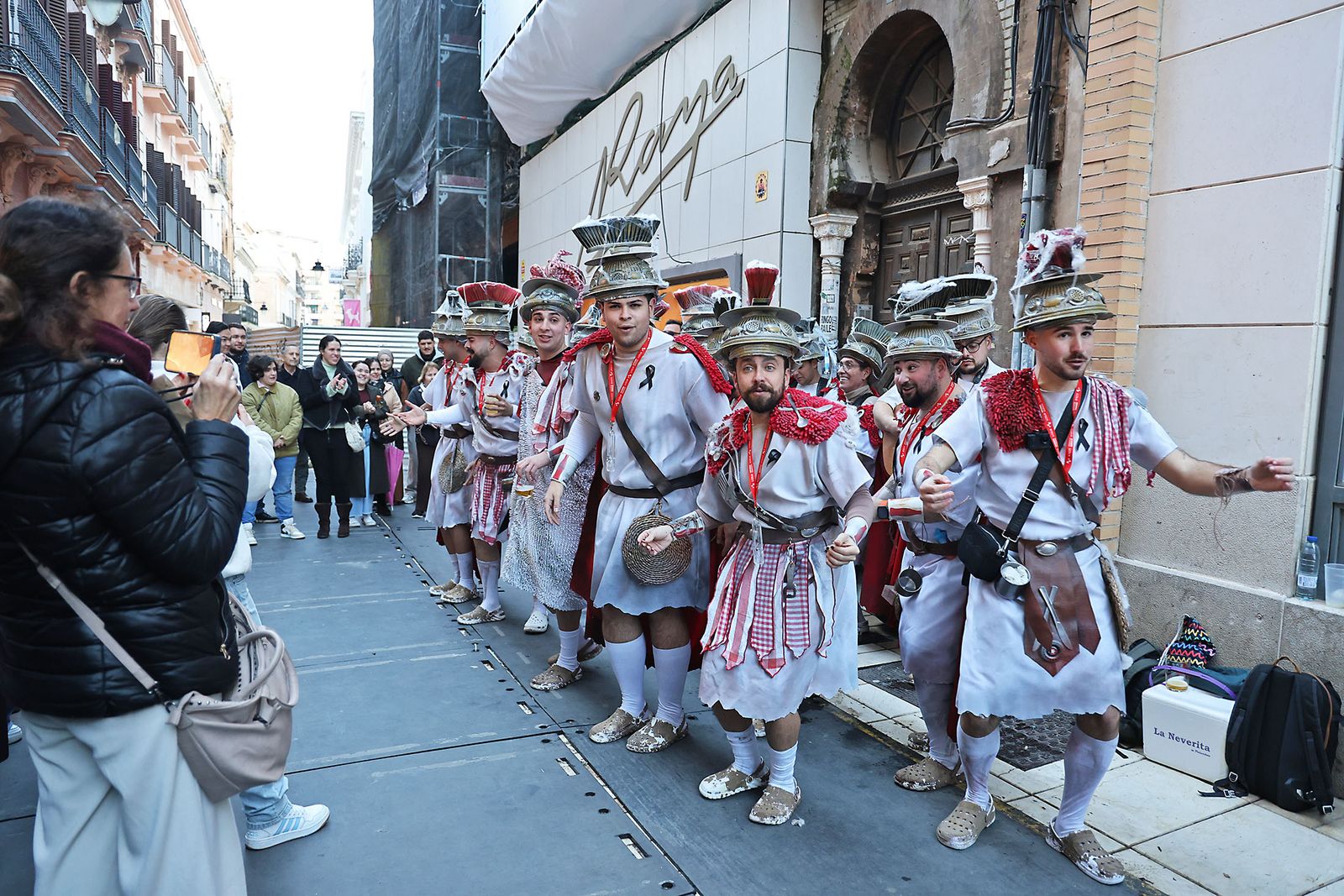 Las agrupaciones del Carnaval Colombino toman las calles del centro de Huelva