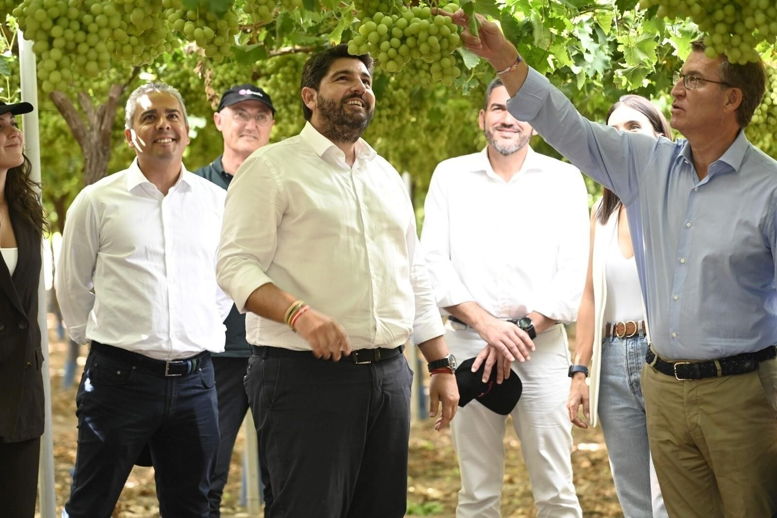 Alberto Núñez-Feijoó, presidente del Partido Popular, junto a miembros del Gobierno de la Región, encabezados por su presidente Fernando López Miras.