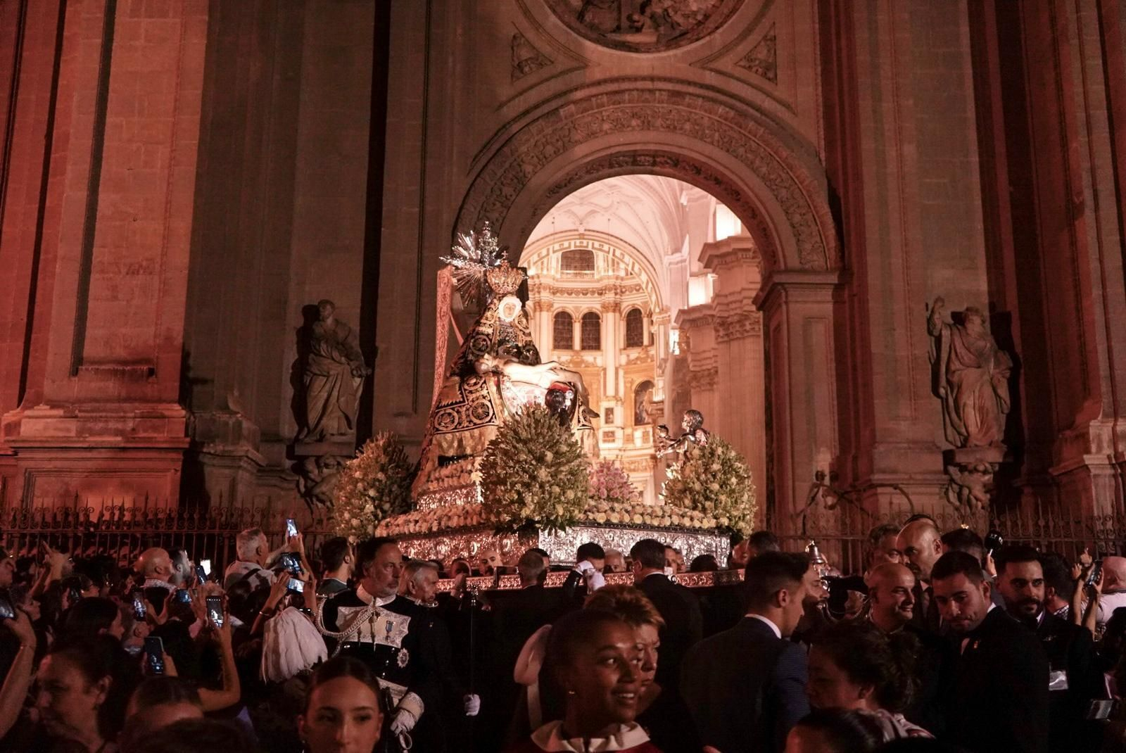 Fotos: así ha sido la procesión de la Virgen de las Angustias de Granada