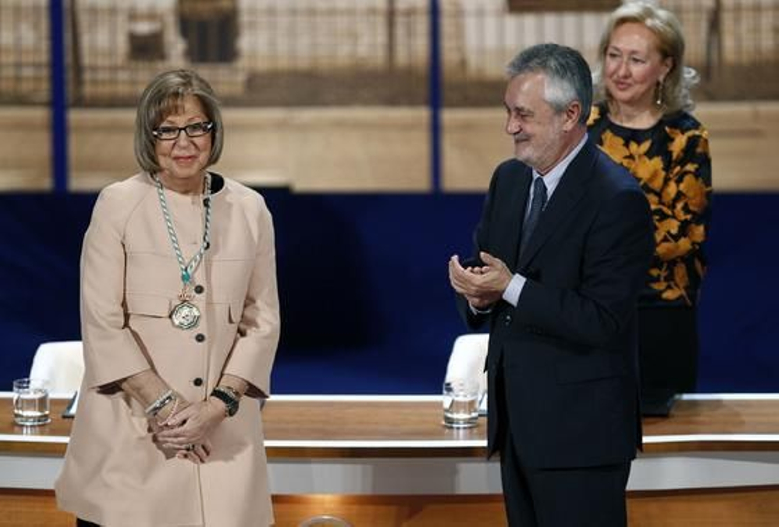Adelaida de la Calle, tras recibir su Medalla de Andalucía.

Foto: Antonio Pizarro