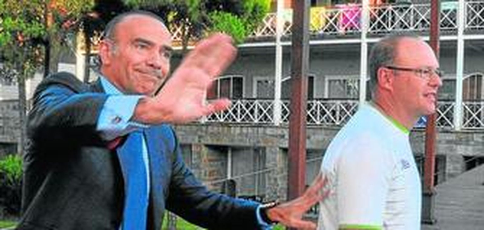 Luis Oliver, en las instalaciones del hotel AC Nuevo Portil, junto a Pepe Mel.