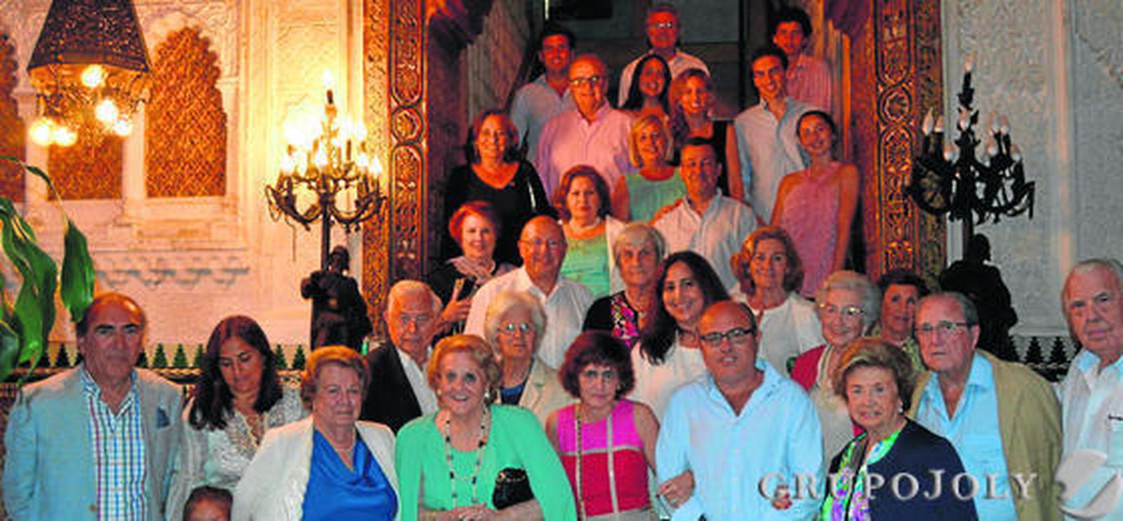 La homenajeada Lourdes Fernández Baena, rodeada del grupo de invitados, durante la celebración de su ochenta cumpleaños, tras finalizar la ceremonia religiosa oficiada por el sacerdote  marianista Javier Jauregui, en el Casino Gaditano.  Foto: Ignacio Casas de Ciria