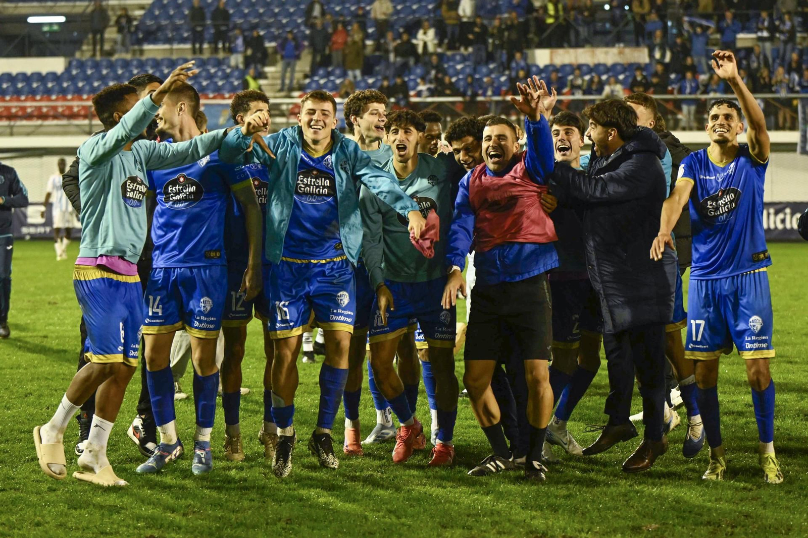Los jugadores del Ourense celebran su victoria ante el Oviedo en la Copa del Rey.