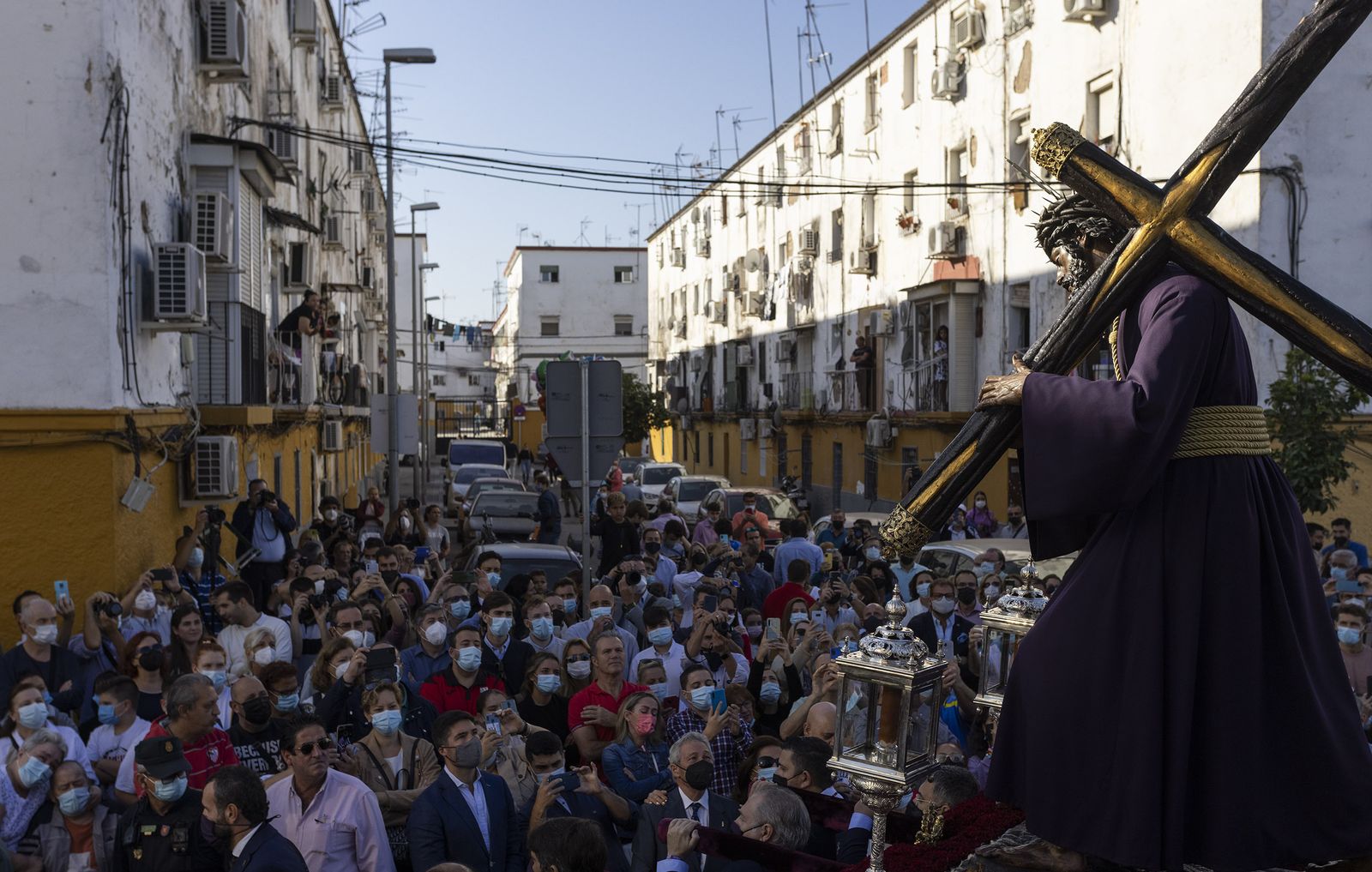 El Señor del Gran Poder por el barrio de Los Pajaritos, en imágenes.