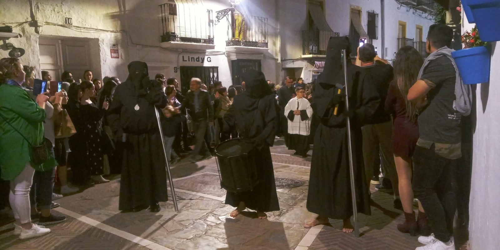 Luto y silencio al paso del yacente en Marbella