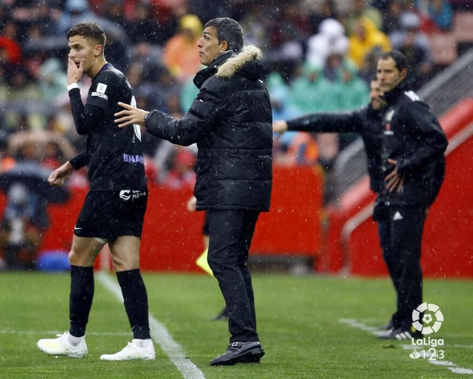 Iván Alejo, tras oír las indicaciones de Muñiz.