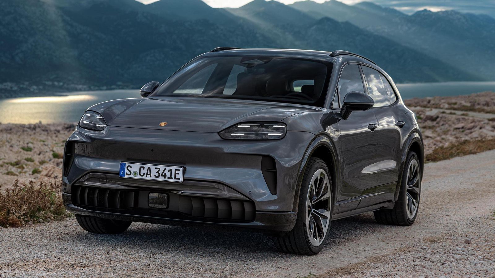 Para quien quiera o necesite circular frecuentemente fuera del asfalto la marca propone un paquete off-road que modifica, por ejemplo, la forma del frontal que estos SUV tienen de serie.