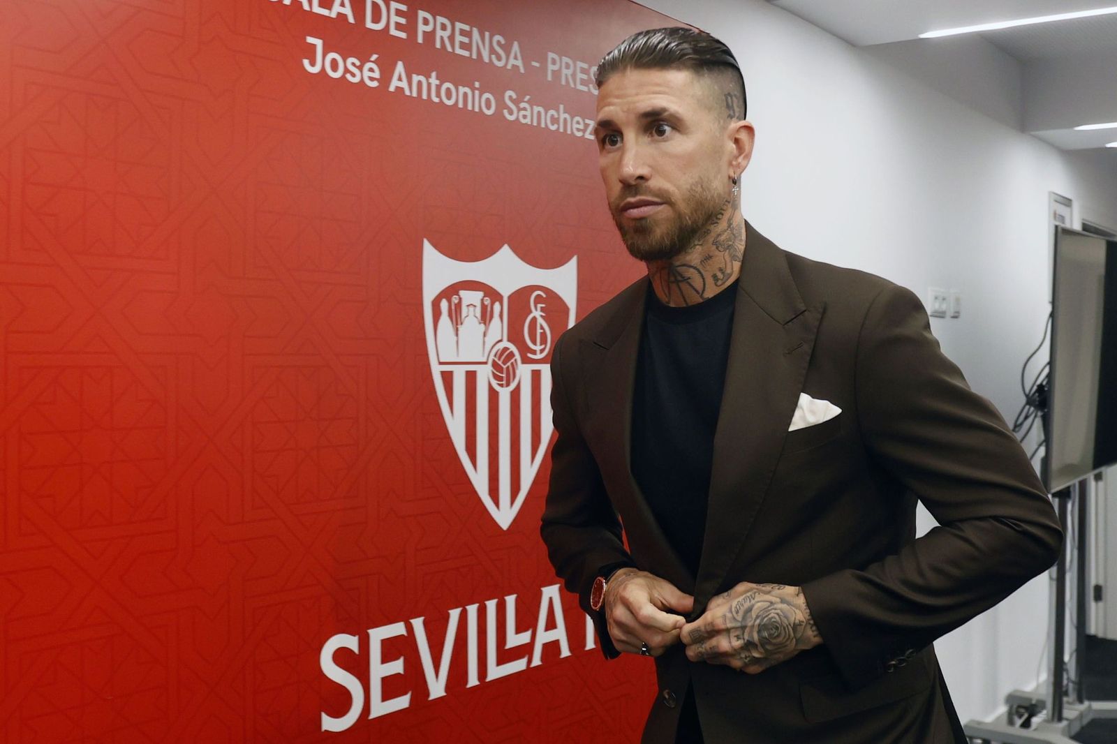 Sergio Ramos, con rostro serio, cuando fue presentado en su regreso al Sevilla en 2023.