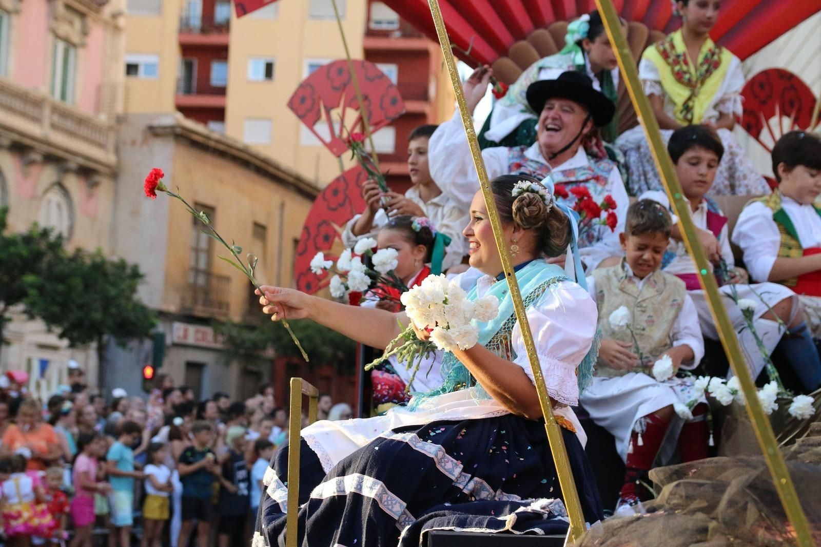 La Batalla de Flores regresa a la Feria de Almería con miles de claveles y personas