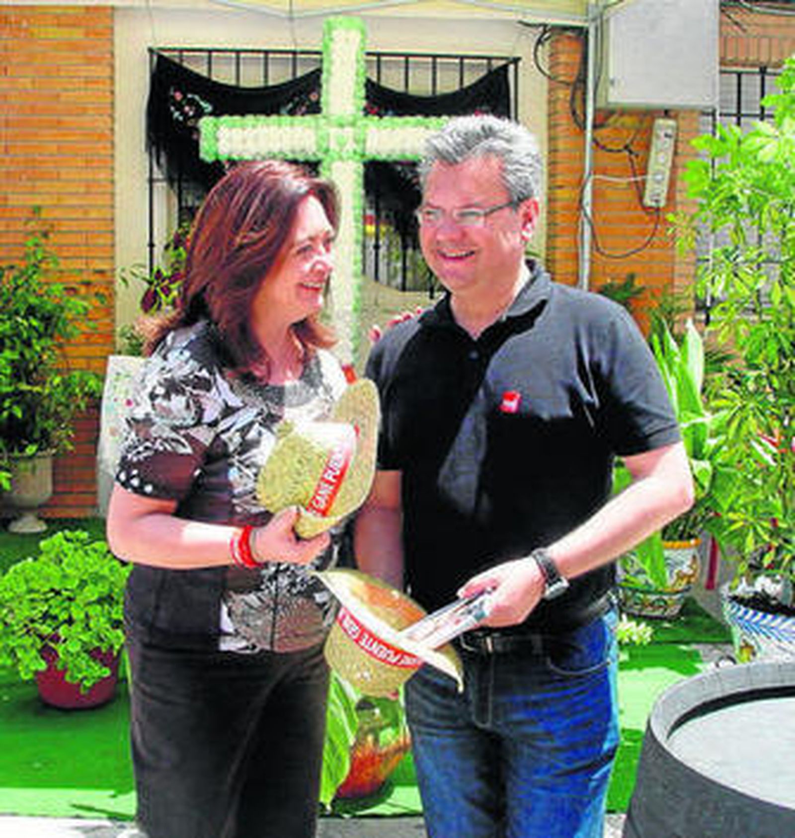 Moreno y Morales junto a una cruz de mayo en Puente Genil.