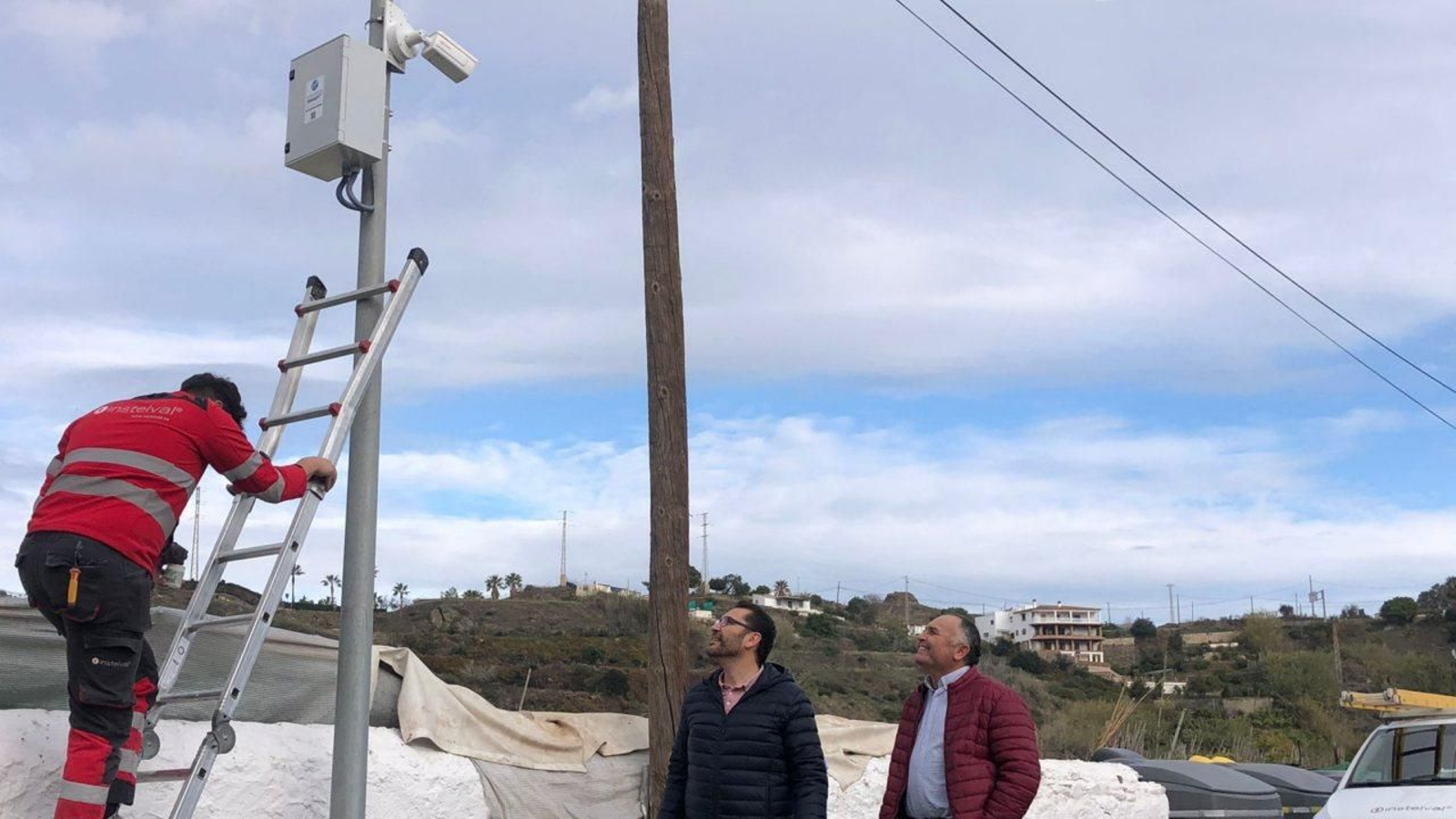 Instalando una de las nuevas cámaras de seguridad en el municipio