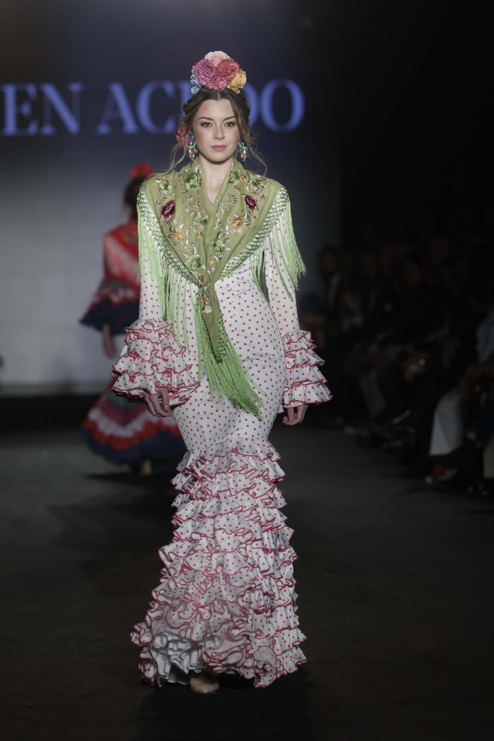 Un traje de flamenca de Carmen Acedo combinado con un mantoncillo bordado.