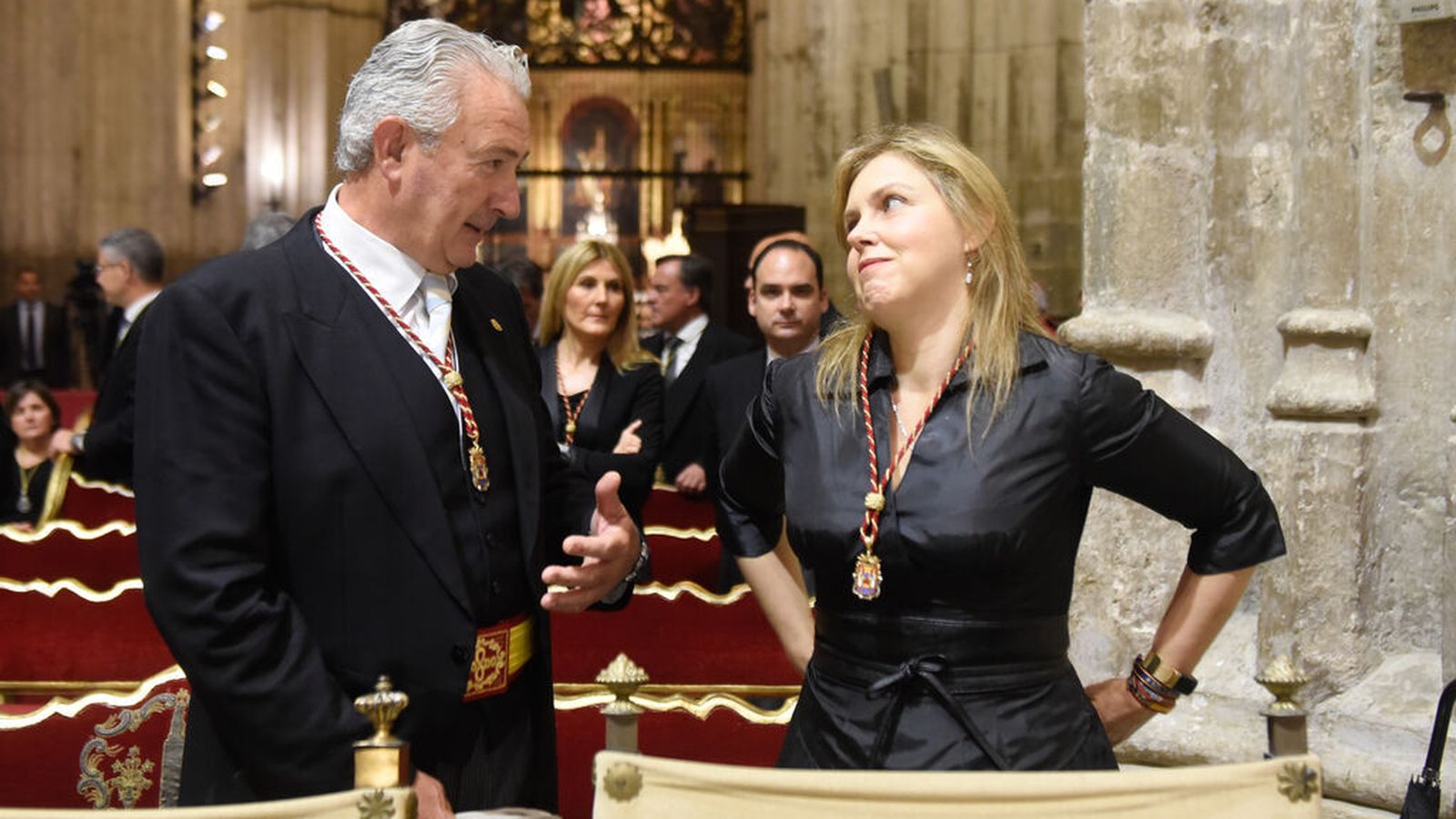 Miguel Ángel Aumesquet y Cristina Peláez, antes de comenzar el pontifical del Corpus.