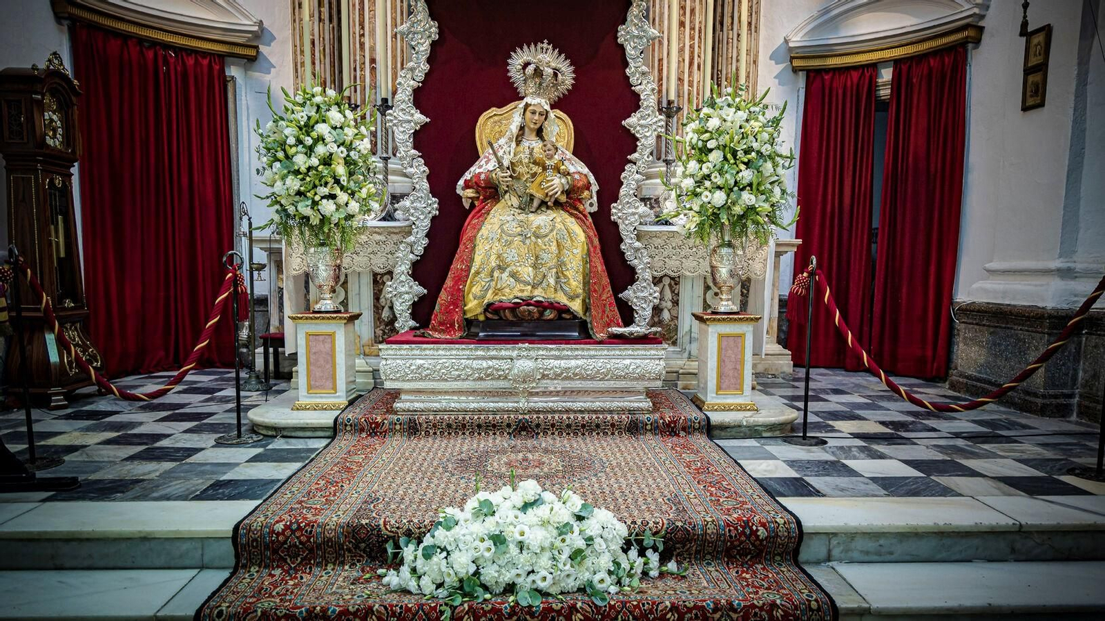 Primer día del besamanos extraordinario por el 75 aniversario del Dogma de la Asunción en Cádiz