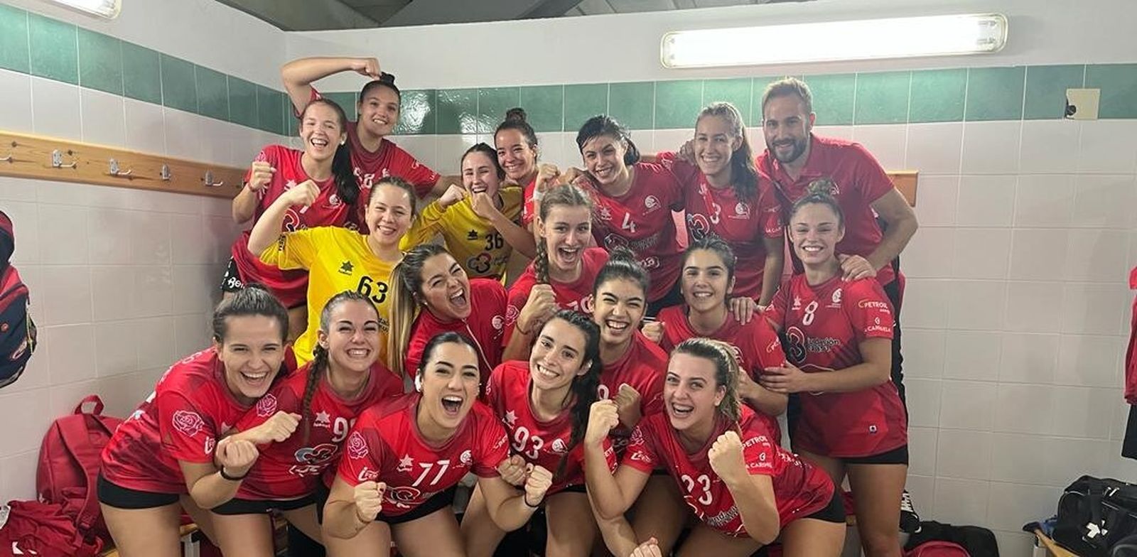 Las jugadoras del Deza CBM celebran su triunfo ante el Montequinto.