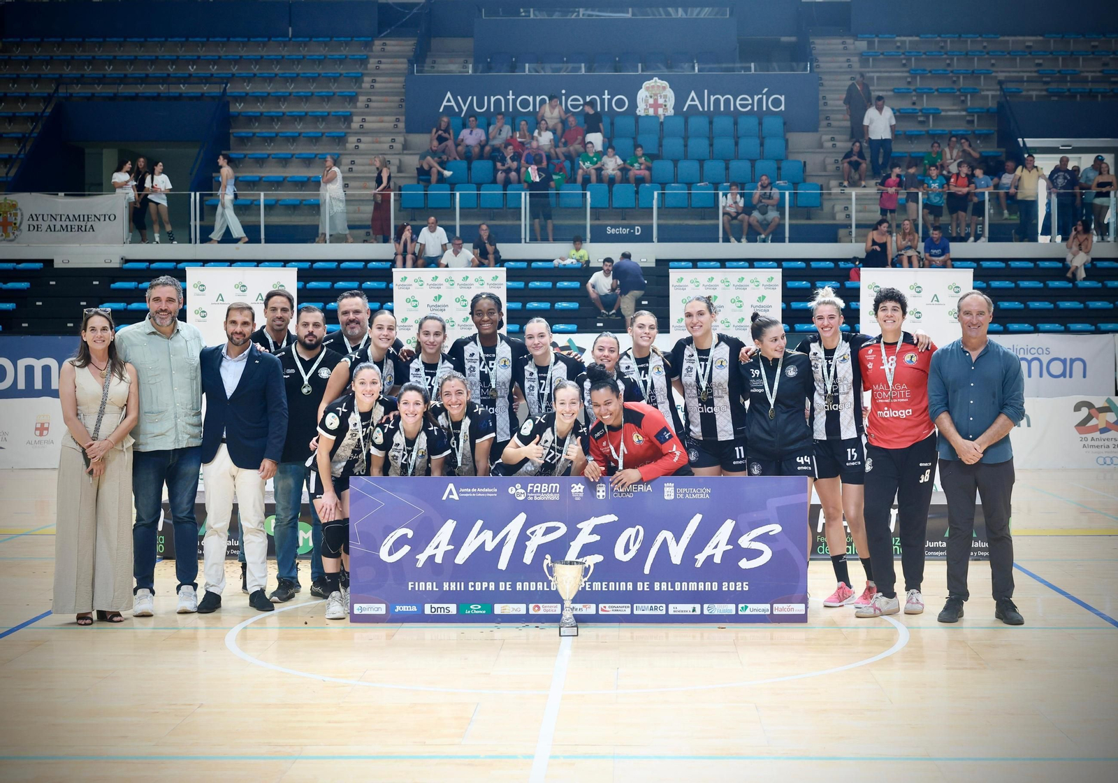 El conjunto malagueño recibe el trofeo de campeón después de imponerse en la final disputada en el Palacio de los Juegos Mediterráneos.