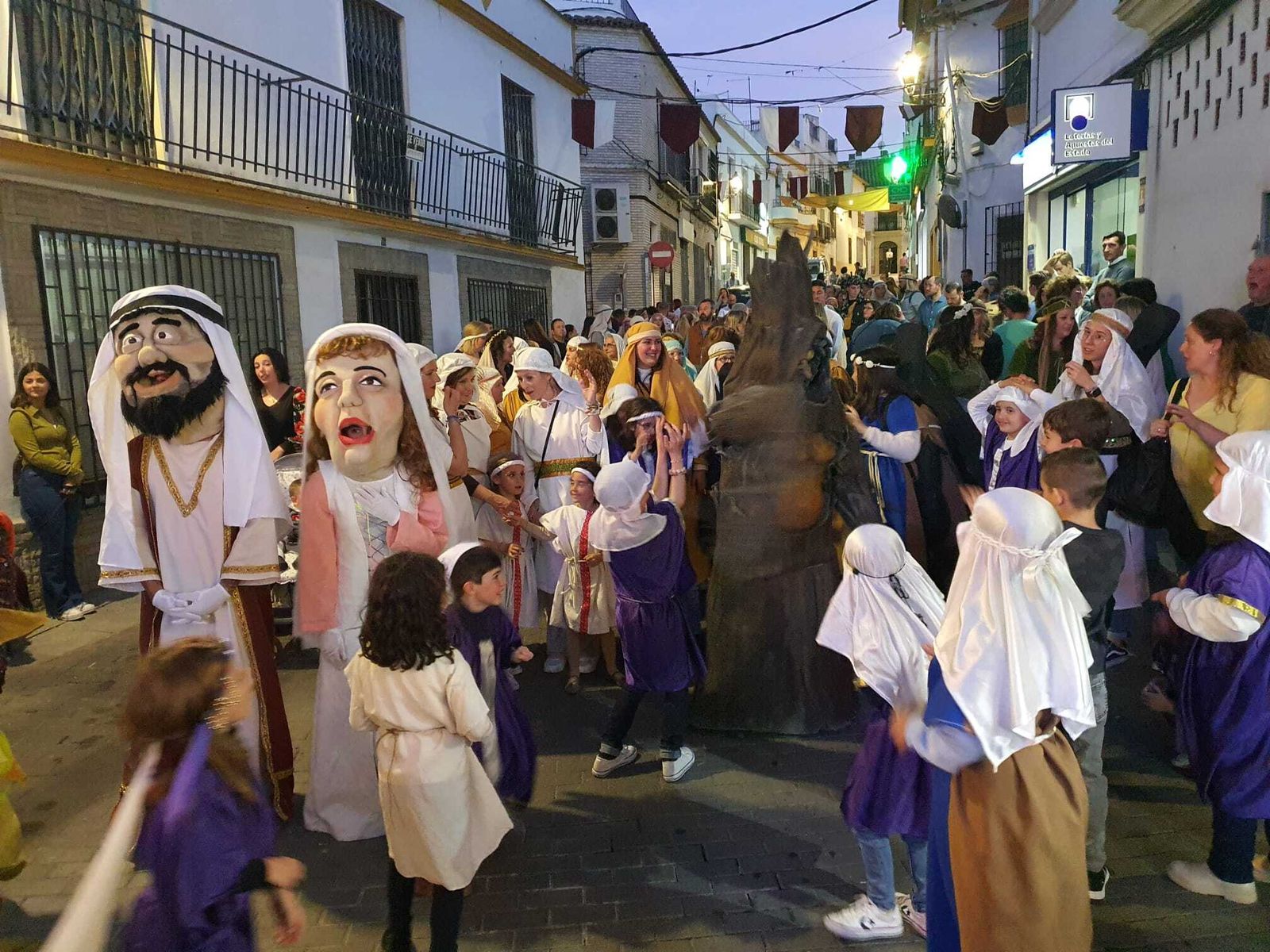 El gran pasacalles inaugural del Zoco de la Encantá de Almodóvar del Río, en imágenes