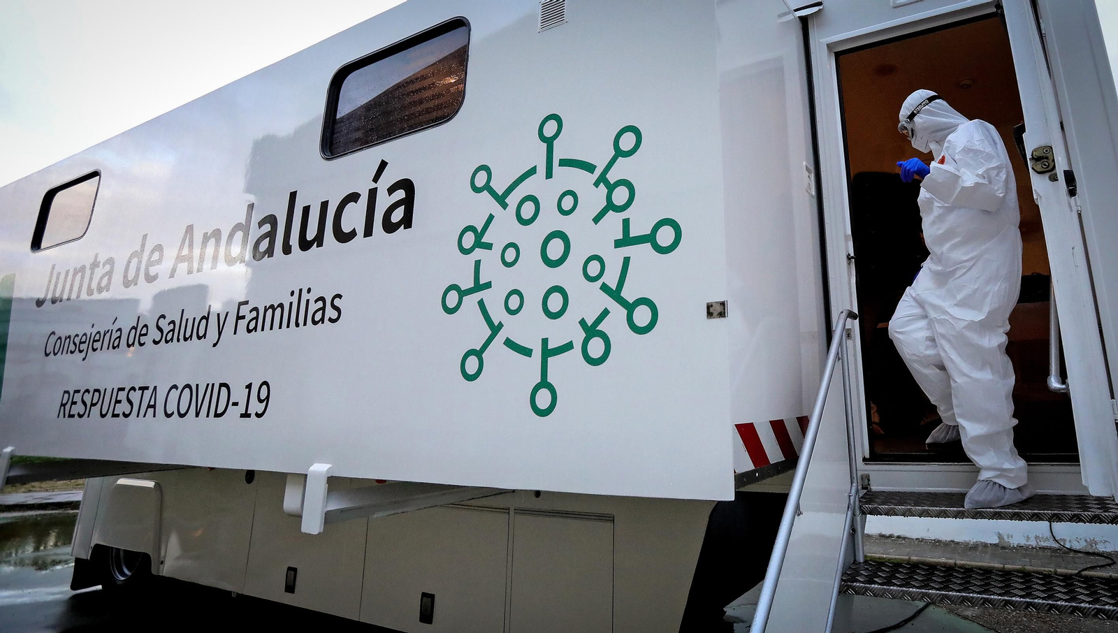 El 'Covid-Bus' de la Junta para el cribado masivo comienza en Jerez