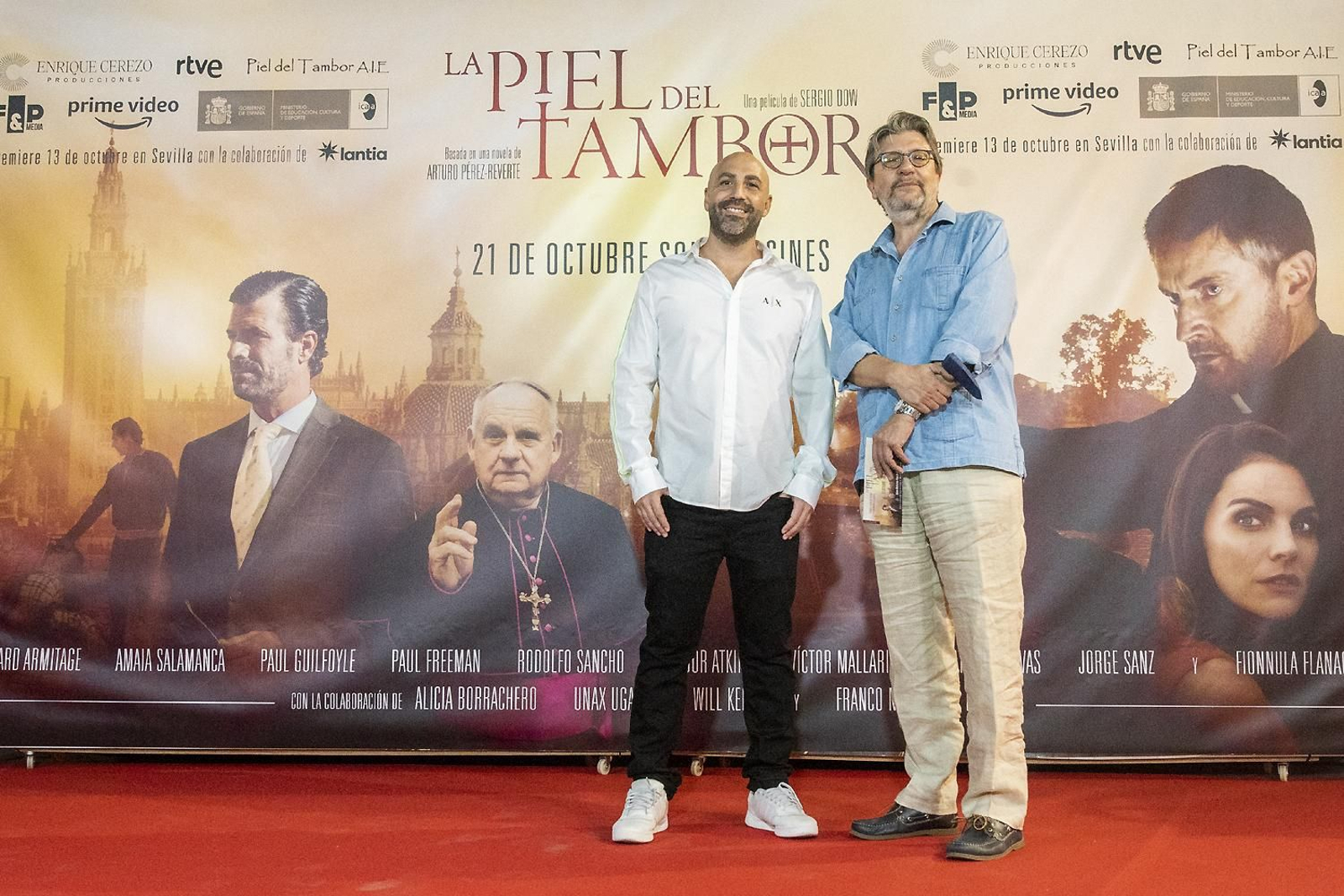 Las imágenes del preestreno de 'La piel del tambor' en Sevilla