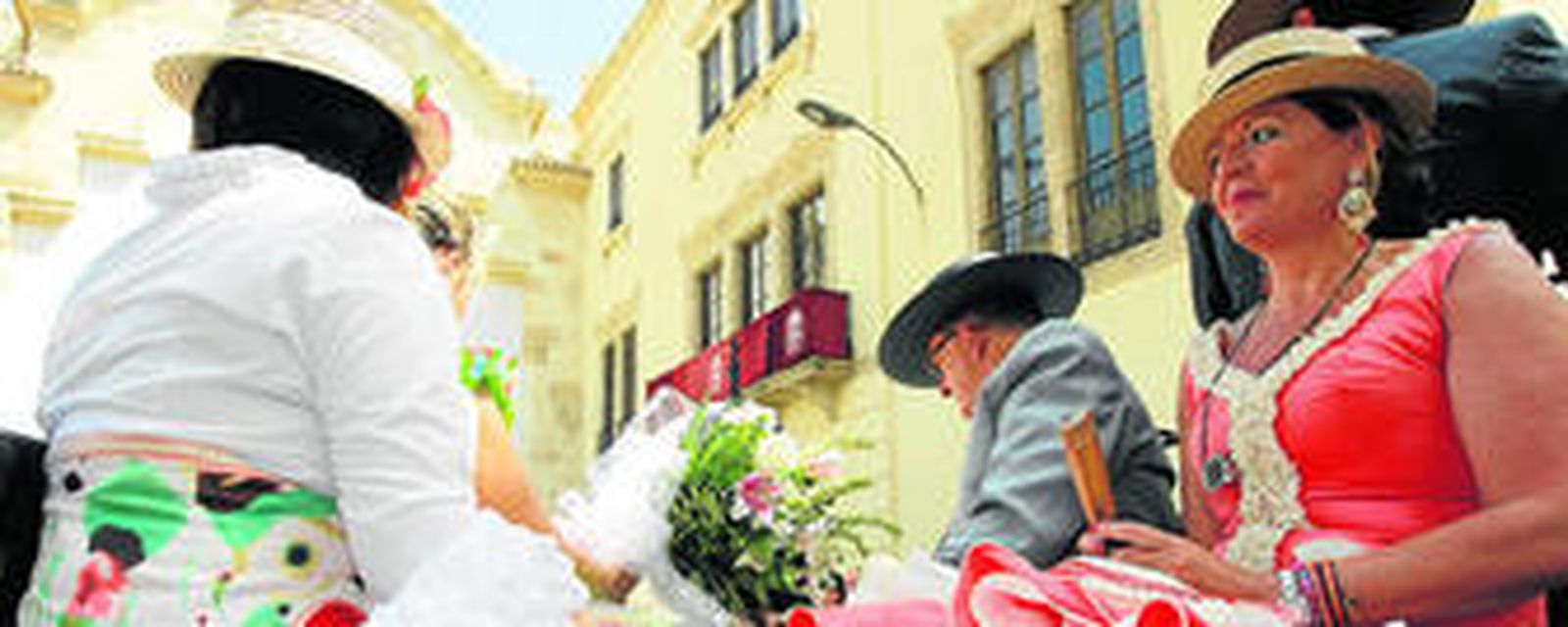 Muchos viandantes se quedaron atónitos ante el paso de una comitiva de caballos por las calles del centro de la capital.