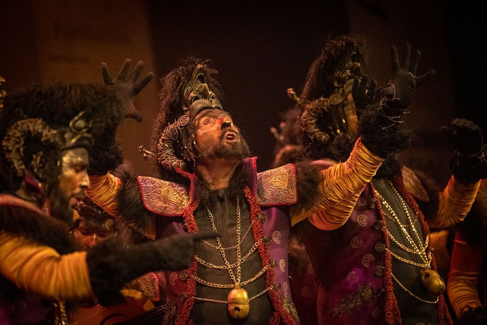 Antonio Martínez Ares cantando con su comparsa.