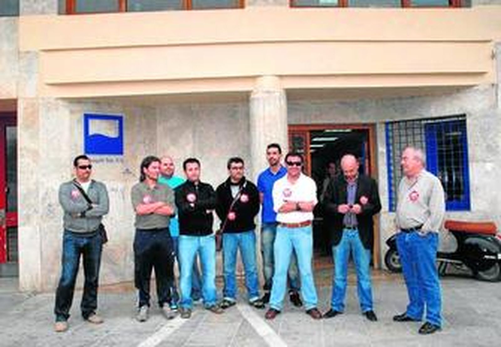 Trabajadores de la depuradora de aguas residuales, en la puerta de Aquagest el viernes.