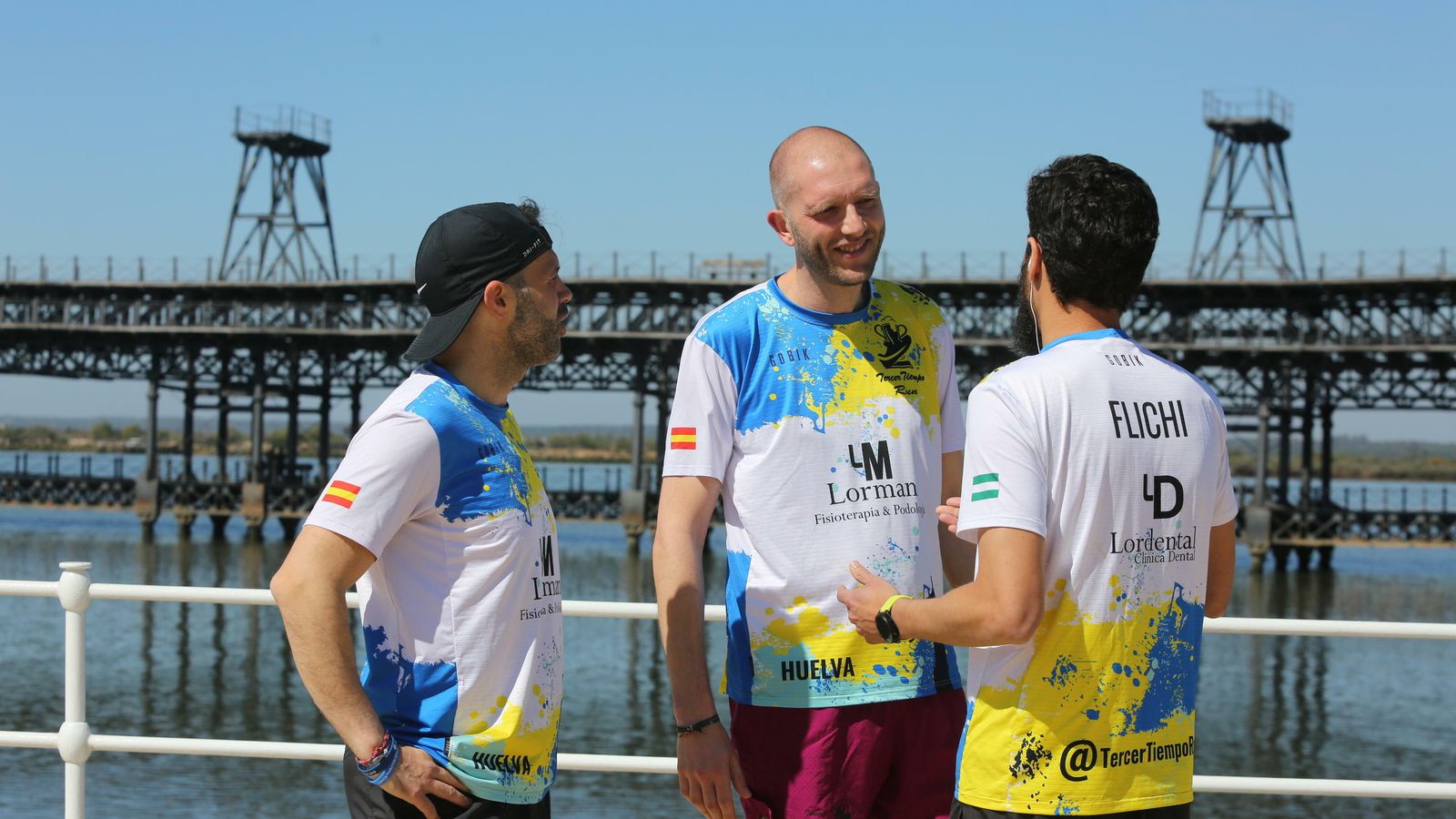 Tres de los miembros de Tercer Tiempo Run conversan antes de comenzar un entrenamiento.