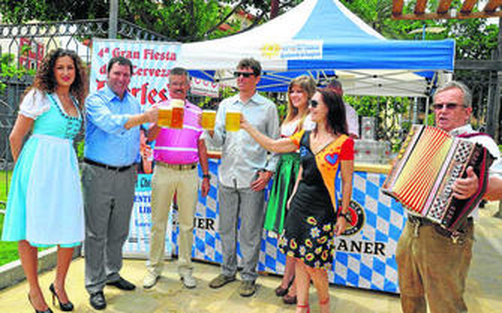 El concejal de Turismo, Ignacio Souvirón, y el cantante Javier Ojeda, ayer en la presentación.