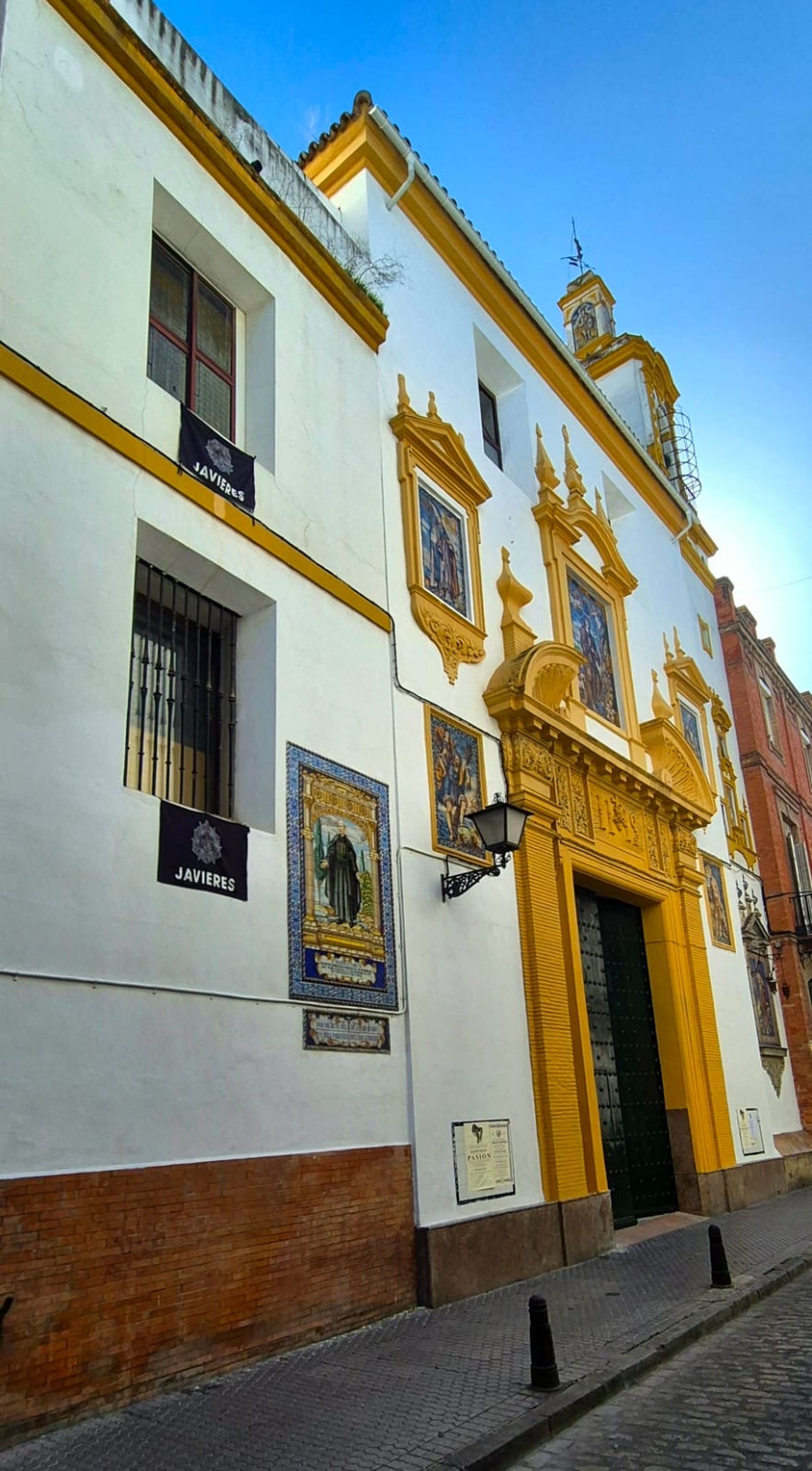 Detalle de una de las banderas en la fachada de la iglesia