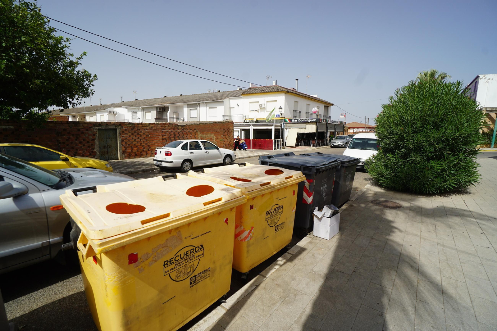 Contenedores de basura en un pueblo de Córdoba. Contenedores de basura en un pueblo de Córdoba.