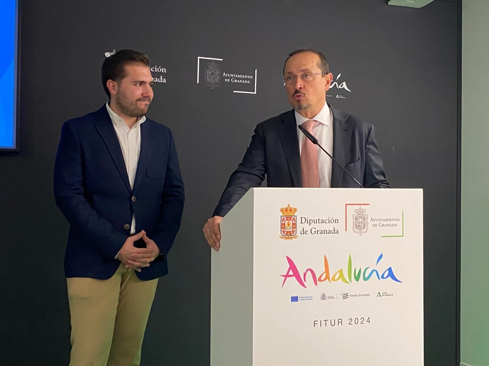 Fernando Egea, delegado de Turismo, Cultura y Deporte y el concejal de Turismo de Alhama, Juan Calderón en la presentación del municipio en Fitur.