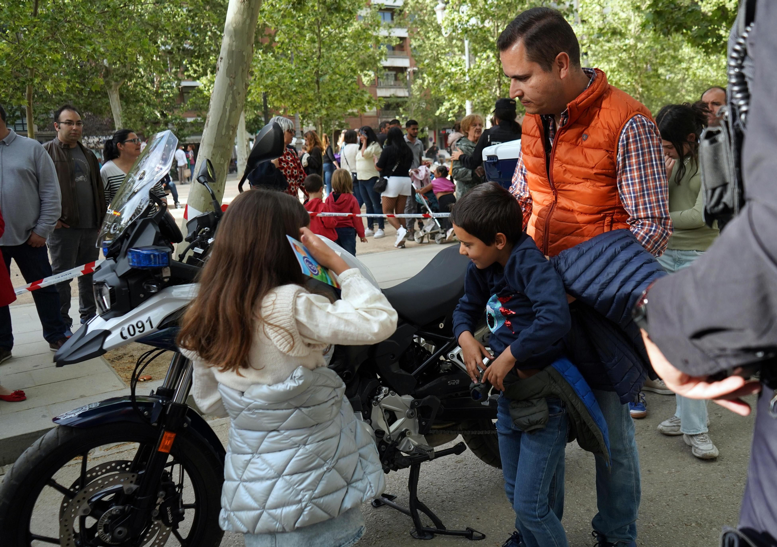 Las mejores fotos de la Noche en Blanco de Granada: del concierto de Xoel López a partidos de baloncesto