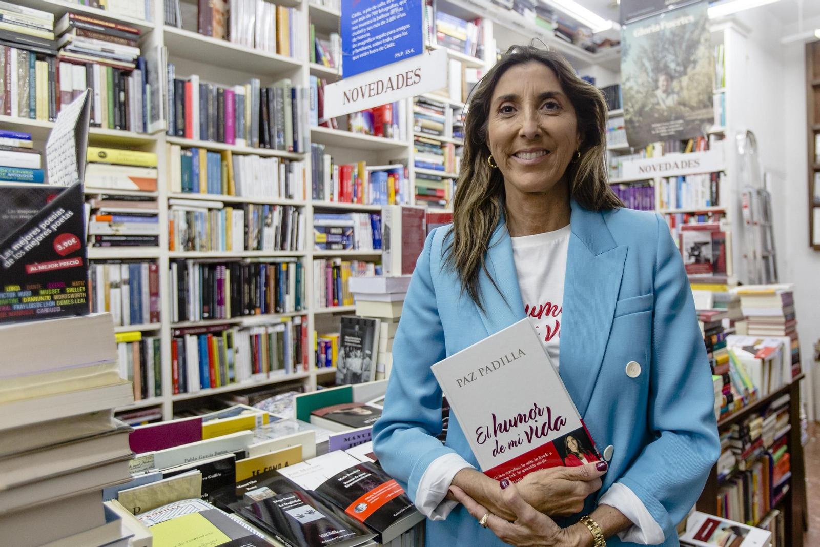 La gaditana Paz Padilla, en la librería Manuel de Falla de su ciudad, donde comenzó la gira de firmas de 'El humor de mi vida'.