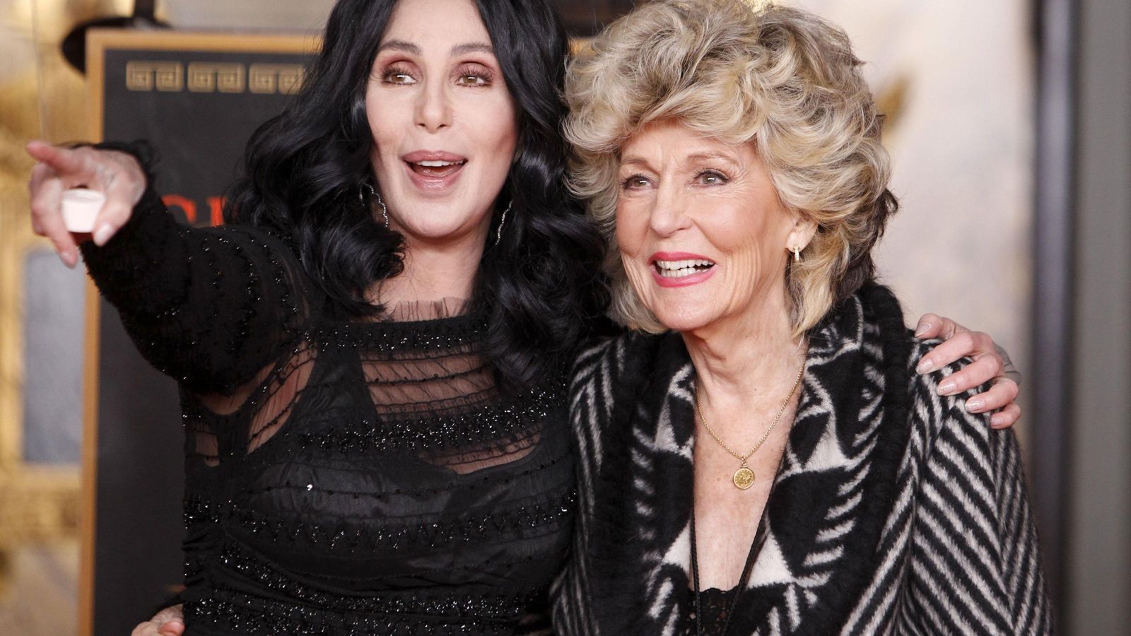Cher posa con su madre, espléndida a sus 99 años.