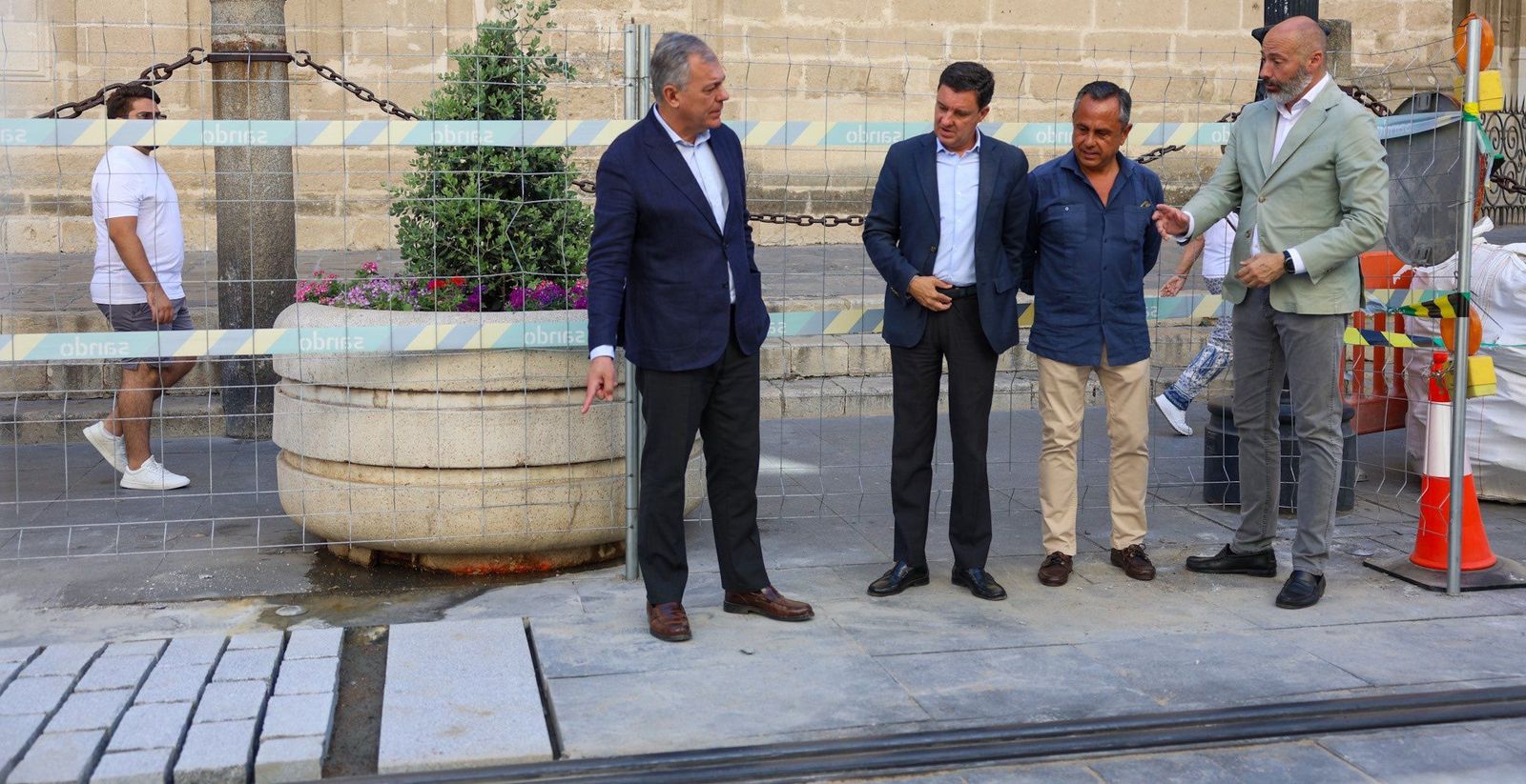 El alcalde muestra los adoquines nuevos que va a tener la avenida de la Constitución, el verano pasado