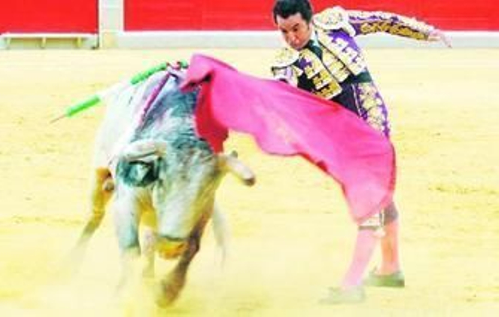 El Fundi justificó su primer paseíllo en Granada con una gran faena al cuarto.