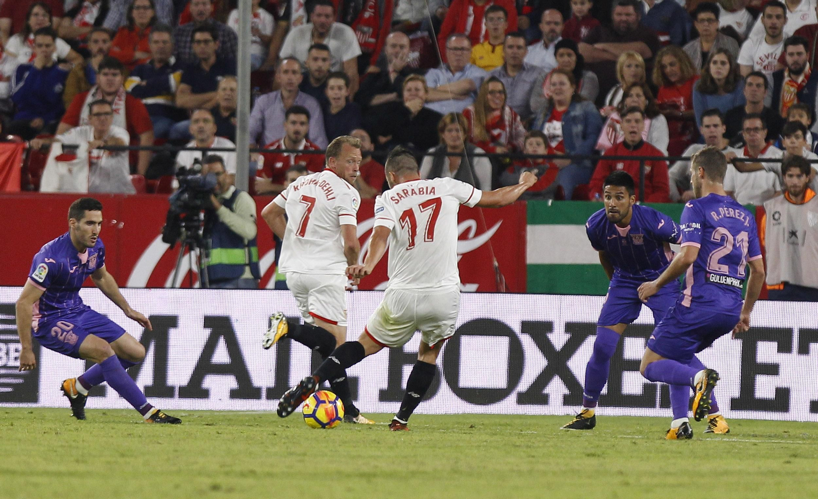 Sarabia se dispone a golpear el balón en la jugada del 2-1.