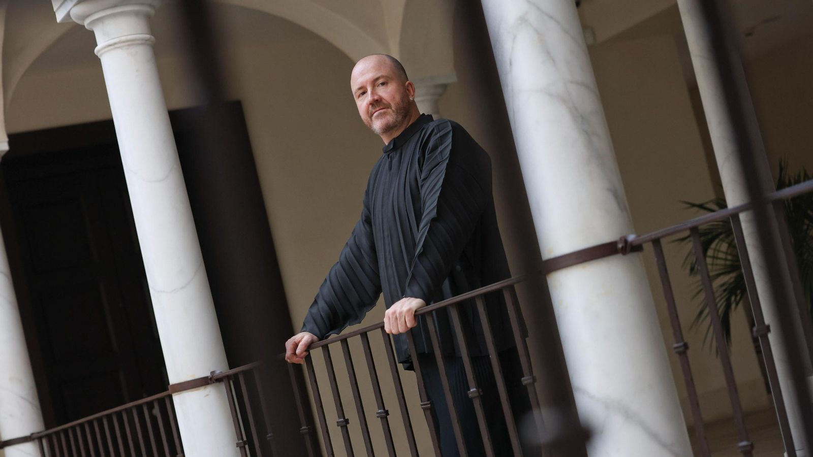 El director del Reina Sofía, en el patio del Museo Carmen Thyssen Málaga.